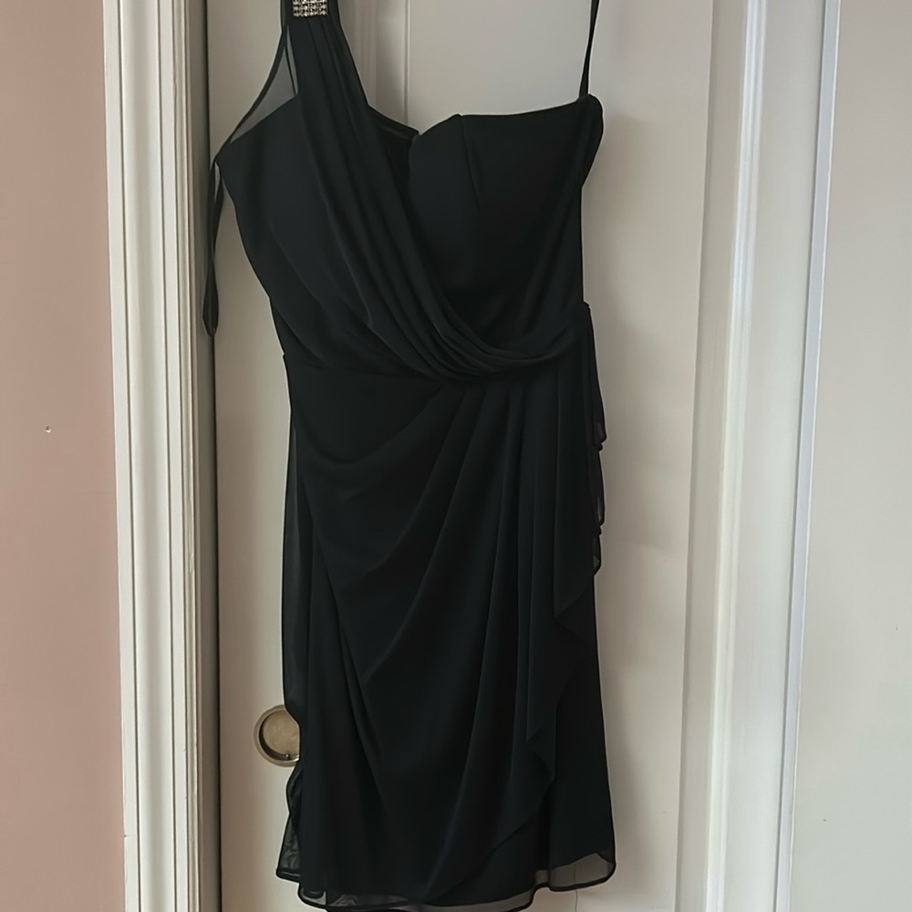 Navy blue xscape dress with side ruching. One shower with broached detail